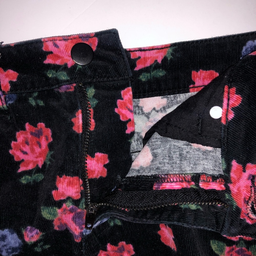 Forever 21 Red Roses Shorts Size 27 - Picture 5 of 7